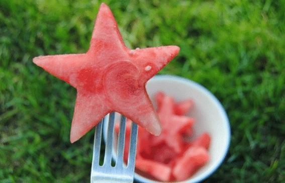 世界|世界各国吃西瓜的方式相差真大,韩国精致,迪拜人的吃法“绝了”