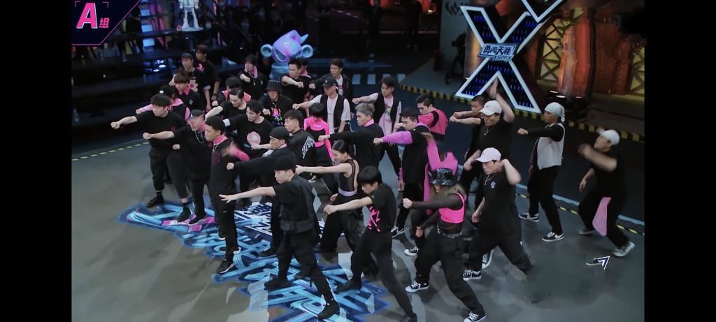 输赢|《街舞3》35人大齐舞,让人震撼的视觉盛宴,这一场街舞无输赢!