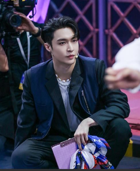  王一博|《这就是街舞》张艺兴一边喝水一边往外漏，网友扒出杯子同款后乐了