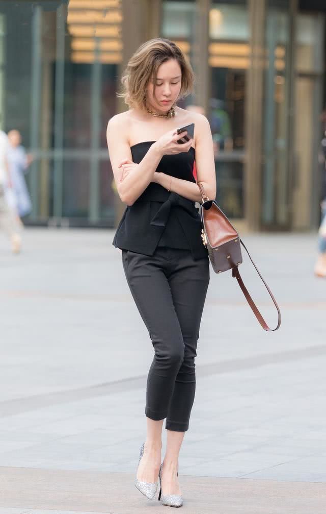 高跟鞋|街拍:一袭黑色的衣着穿搭,脚踩高跟鞋,打造出小美女强大的气场