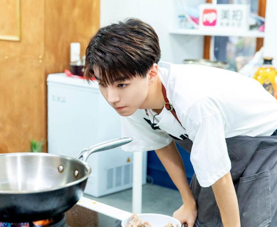  引热议|《中餐厅》王俊凯片酬引热议，得知金额后，观众：这是他自己提的