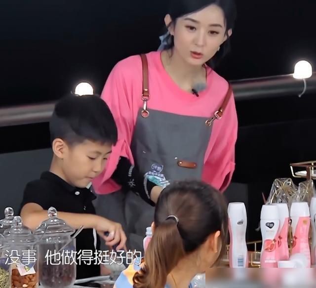  暴露|赵丽颖带小朋友做甜品，下意识的反应暴露当妈后的变化