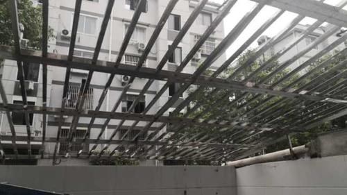  男子|如此装修！男子将道路护栏偷回家，竟是为了装修家里天井！