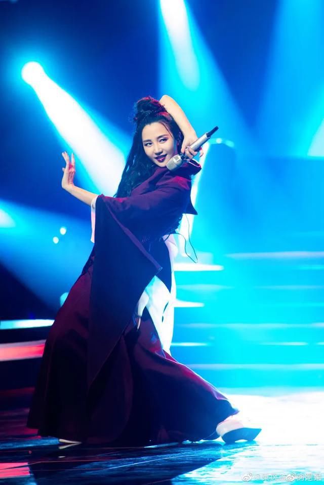  爆炸|凭“双料冠军”美爆炸热搜的她，才不是无辜“被绿”的傻白甜