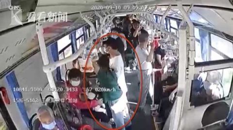 霸气|盗窃团伙公交车上行窃 司机霸气怒吼：规矩点！