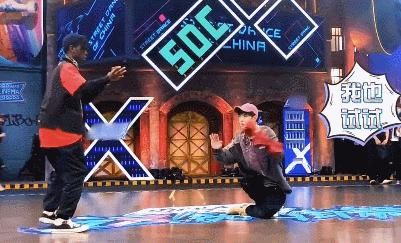  布布|《街舞》王一博与布布battle，迅速学会小绝招，膝盖却承受不住了
