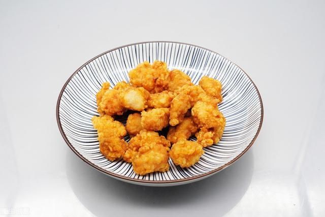 金黄|金黄焦脆的鸡米花,外酥里嫩味美多汁,炸鸡店美食自制做法