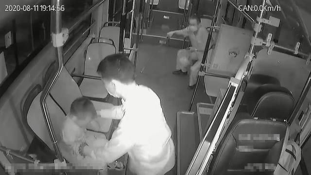  分钟|男童被电动车撞倒流血 热心公交车长3分钟送到医院