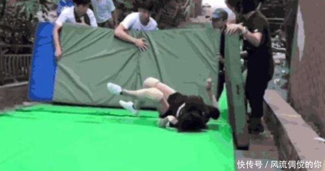 替身|《少年的你》魏莱被推下楼梯怎么拍的?本以为有替身,看到花絮,太拼了