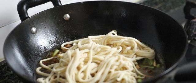 美食|巴盟焖面，舌尖上的美食，这道菜能满足你的味蕾吗