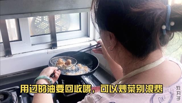  炸丸子|炸丸子：咬破一小口，混杂着豆腐和肉香的热气便扑面而来