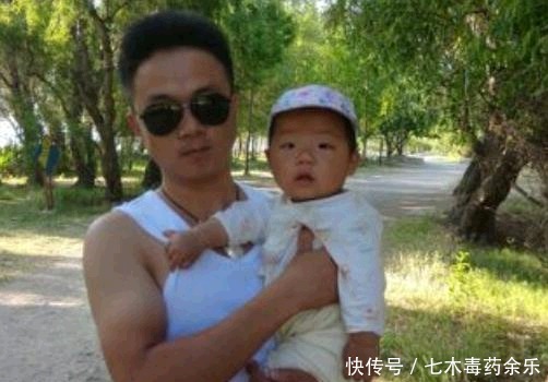 地铁|爸爸抱沉睡女儿乘地铁,40分钟没人让座,爸爸的举动却让人泪目
