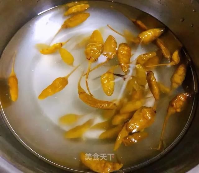 切成|这样做鸡爪真的太好吃了,越吃越上头!你们一定要试试看!