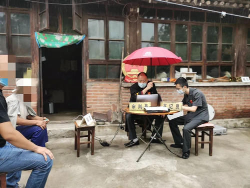 审判团队|八旬老人要离婚，法官在当事人家院子里撑伞“云”开庭