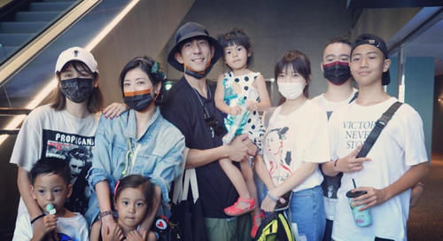  电影|贾静雯等众明星家庭包场看电影，霍建华独自现身未带妻女显落寞