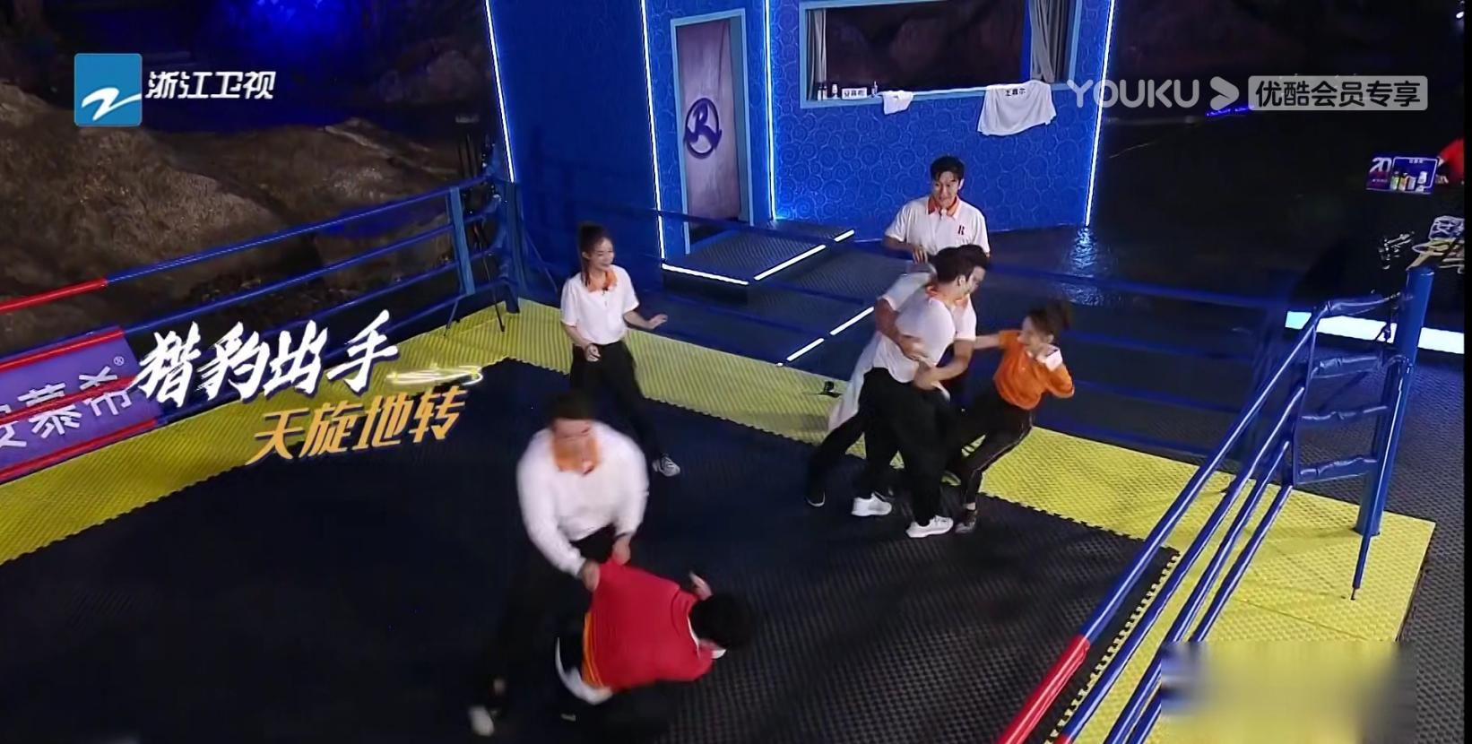  名牌|郭麒麟鞋袜被脱，撕名牌被拖着走，《奔跑吧》最惨男嘉宾？