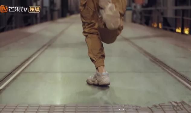  父母给予|变形计：城市少年一身衣服过万，当知道父母的职业后，网友沉默了