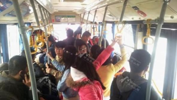 妈妈|公交上6岁男孩给老人让座，却被妈妈制止，乘客反而夸赞做得好