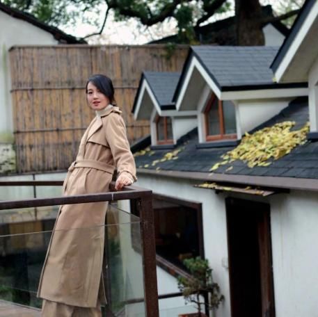 朱丹|朱丹为了减龄,第一次画“韩式咬唇妆”,终究还是翻车了