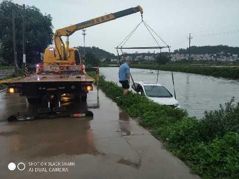  失控|手机控驾车载5岁孩子回家 结果车辆失控驶入鱼塘