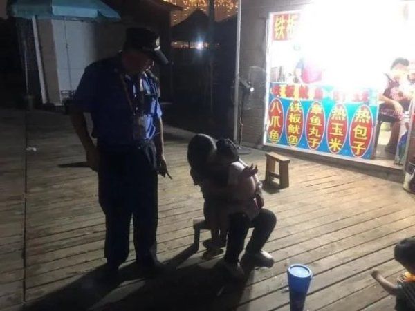  综合行政执法局|6岁女童金沙滩啤酒城内走丢 执法人员10分钟寻回