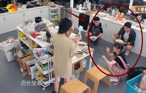  架子|中餐厅：赵丽颖接任店长“架子大”？讲话众人要蹲着，原因太现实