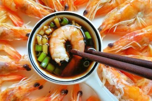  不腥不柴|水煮虾，只加生姜和食盐可不够，多加这“2味”，虾肉不腥不柴！