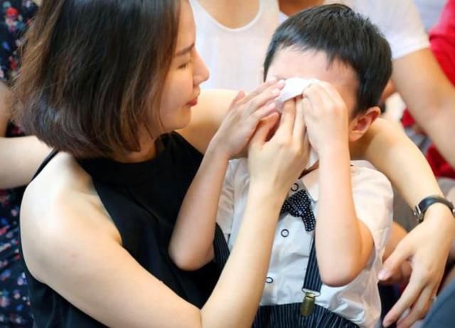妈妈|地铁上，3岁小男孩睡在妈妈脚下，看清孩子的手后乘客立刻报警