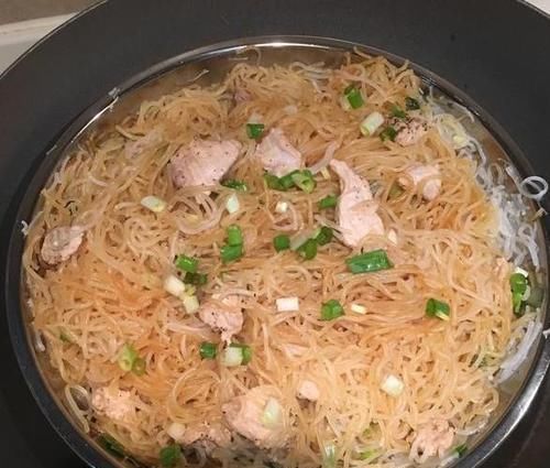  香喷喷|米粉老是太油腻？大妈教你这样做，不油炒，不水煮，出锅香喷喷！