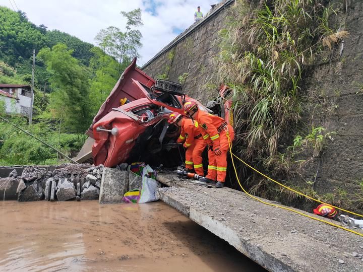  冲下|装满沙土的货车迎面撞上工程车，失控冲下10米山崖