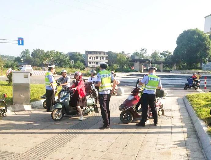 焦警|烈日“爆表”下的“焦警”，“暑”你最美！