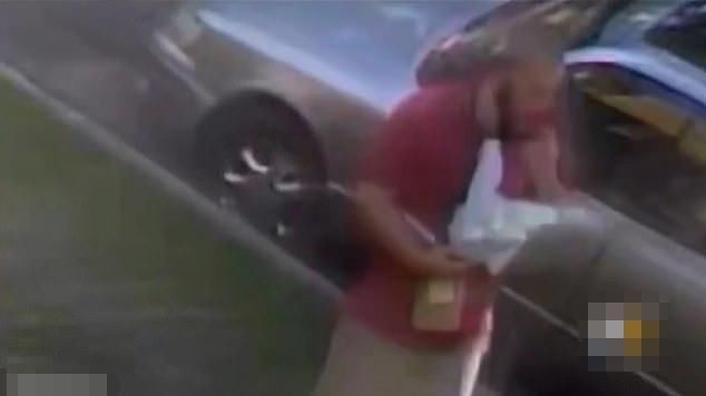  才偷吃|送餐员在顾客家附近大口偷吃餐食，被抓包后理直气壮：我饿了