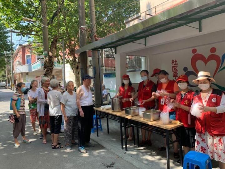  供应|5名平均年龄68岁的奶奶，自掏腰包做免费的解暑汤铺，供应绿豆汤、银耳羹、凉茶