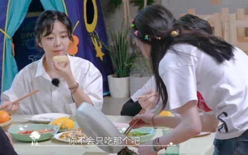 张新成|张新成做好的饭,郑爽嫌热量高一口没吃,看清菜品,真不羡慕!