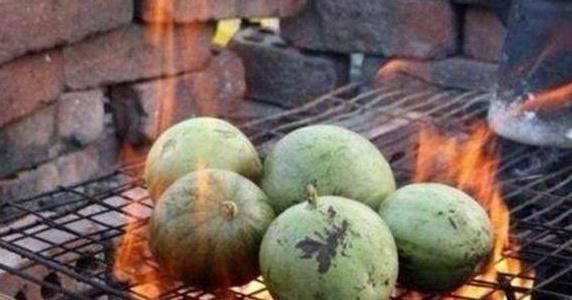 西瓜|各国吃西瓜的“奇葩操作”,日本撒盐,泰国蘸辣椒,印度的更逆天