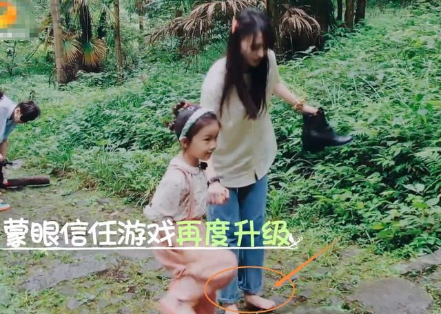  萌娃之间|萌娃带路郑爽差点崴脚，脱口而出的话引关注，有无爱心很明显