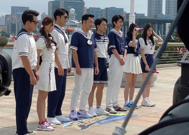  甜美|跑男最后一期录制路透，baby穿水手服甜美，我却关注另外两位女生