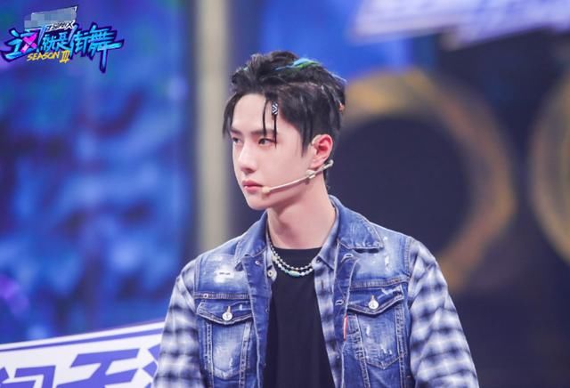  张艺兴|《街舞3》4位队长亮相发布会，造型搭配受关注，每一款都是新潮流
