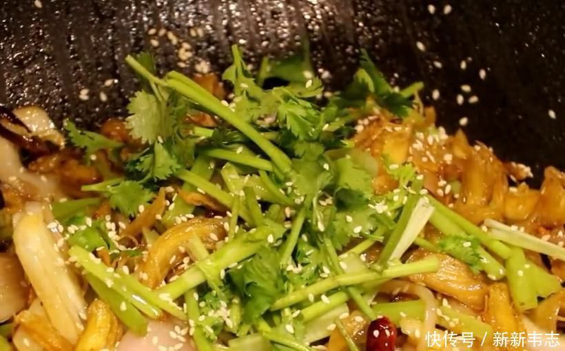 经典|经典家常菜“干煸鸡胸”,做法简单,香辣美味,开胃又下饭