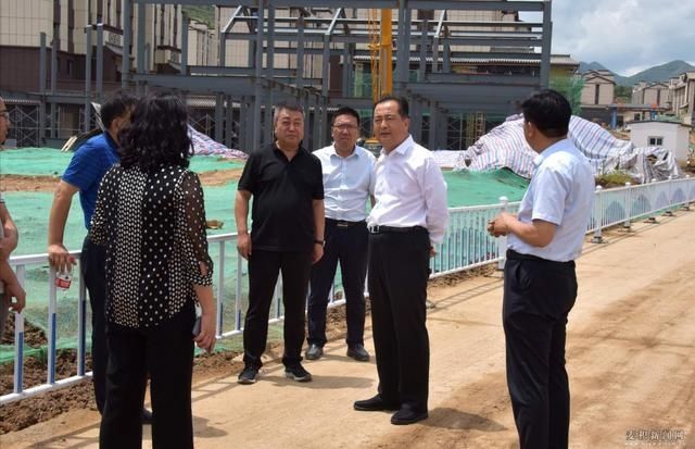 建设|成少平带队督查甘泉玉兰小镇文化旅游区项目和马跑泉中心卫生院迁建(区人民医院口口腔分院)项目建设情况