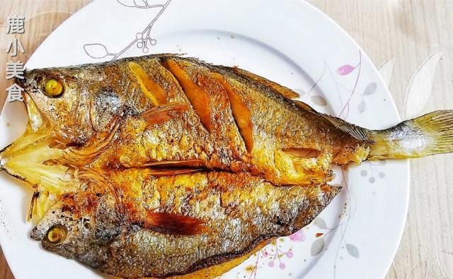  鱼身|如何煎鱼才不粘锅？3个技巧是“关键”，保证鱼身完整，金黄香酥