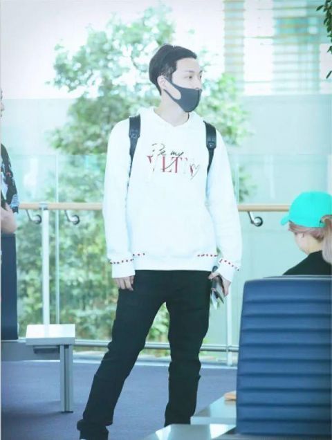  演绎|张艺兴现身机场，演绎混搭休闲风，眼神迷离呆萌，网友：没睡醒吧