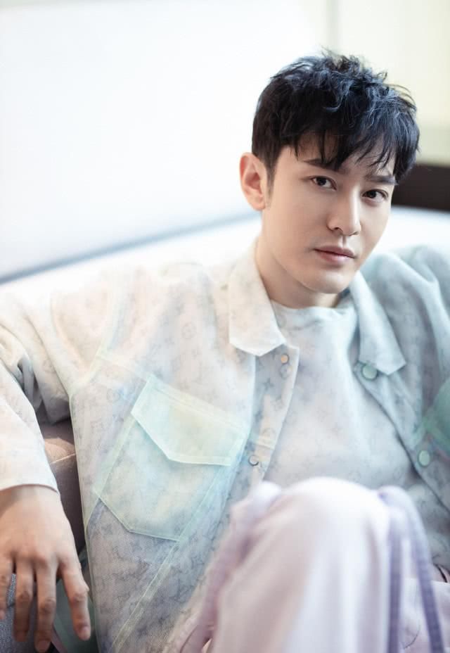  真实|《中餐厅》黄晓明出汗脱妆暴露真实颜值？肤色不均，累出三眼皮