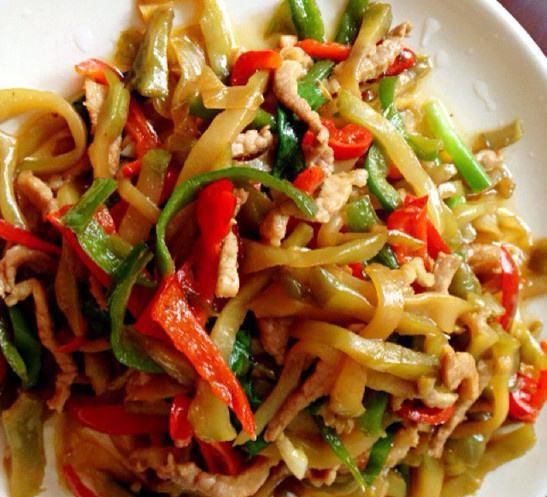  尖椒|尖椒榨菜炒肉丝，最简单的食材，炒出可口美味的下酒菜下饭菜