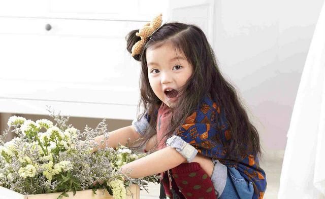  惊人|四岁年入百万，阿拉蕾不停赚钱只为养弟弟，如今八岁学习压力惊人