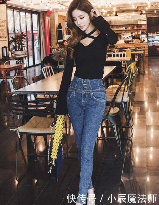 优雅|小姐姐爱穿紧身牛仔裤,玲珑曲线非常惹眼,衬托出优雅的气质!