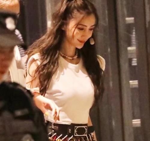  快乐大本营|蔡徐坤和baby又合体新综艺，大合照曝光，我只注意到两人的站位姿势