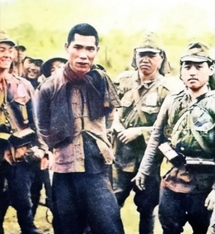 杀人比赛|历史上过目难忘的照片:淞沪会战中挂彩的军人,易北河畔跳友谊舞的苏美士兵