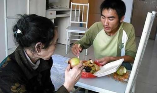  孩子|曾“千里背疯娘”的大学生，32岁获此殊荣，寒门就该出孝子？