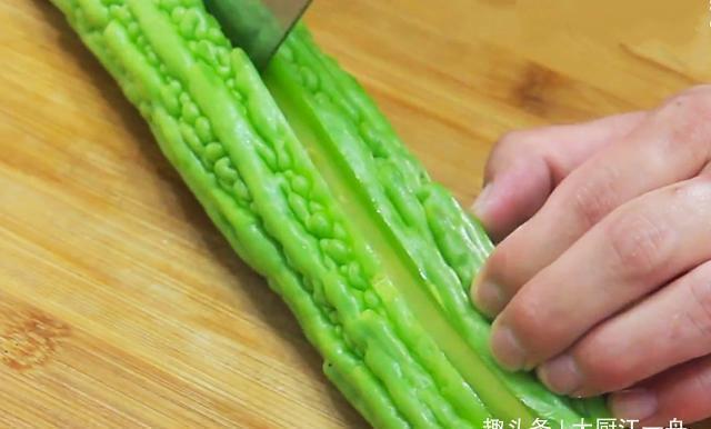 我家|苦瓜最正确的吃法,不炒蛋,不凉拌,学会这做法,我家孩子抢着吃
